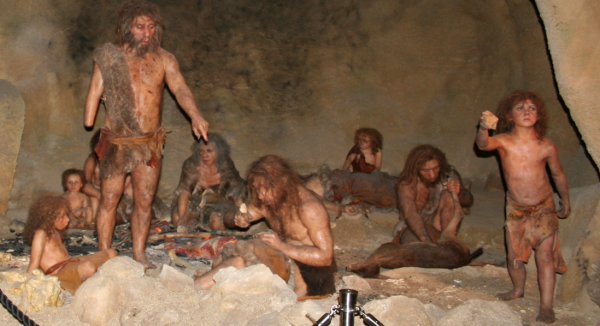 Những nghiên cứu trước cũng chỉ ra người Neanderthals là một "siêu nhân" với cơ thể rắn chắc bẩm sinh như các cầu thủ bóng bầu dục, bơi lội như người cá, săn bắn điêu luyện và nhiều kỹ năng như dệt sợi, đan lưới có thể còn phát triển sớm hơn cả con người.