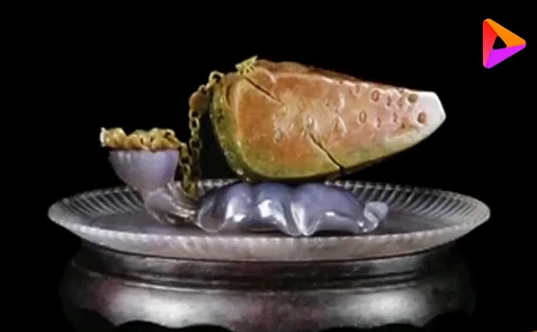 Một người đàn ông trung niên họ Trương khoảng 30 tuổi đến từ Tế Nam, Sơn Đông, Trung Quốc đã mang đến chương trình “Kiểm định bảo vật” một món đồ có hình dạng giống với miếng dưa hấu nhờ các chuyên gia thẩm định và ước tính giá cả.