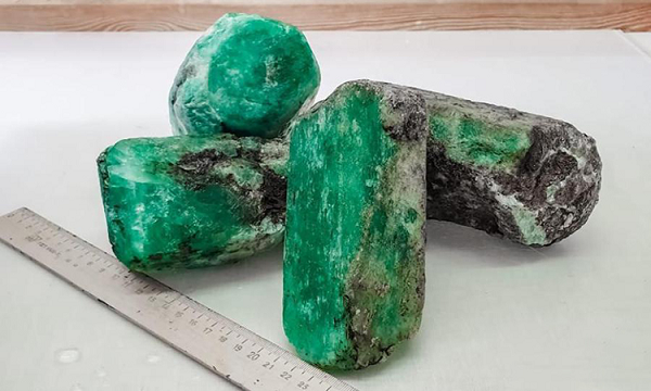 Màu xanh của ngọc xuất phát từ một lượng nhỏ của crom hoặc vanađi. Ngọc lục bảo có độ cứng đạt 7.5 – 8 trên thang độ cứng 10 của Mohs. Ngọc lục bảo lâu đời nhất có niên đại gần ba tỷ năm.