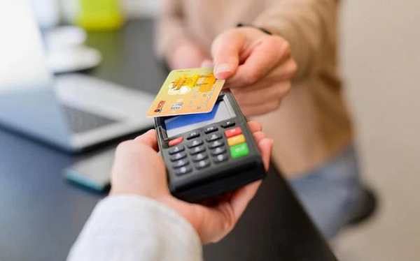 Bên cạnh đó, thẻ ATM gắn chip của các ngân hàng hiện nay còn được bổ sung tính năng thanh toán không tiếp xúc. Khách hàng có thể để nguyên thẻ trong ví mình và chỉ cần chạm vào máy quẹt.