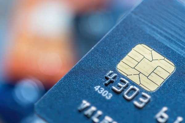 Thẻ ATM từ cũ có dải băng từ màu đen phía trên thẻ. Dải băng này sẽ chứa các thông tin của chủ thẻ. Vì vậy với loại thẻ này, thông tin của chủ thẻ trong vạch đen được lưu dưới dạng văn bản sẽ dễ bị giải mã và đánh cắp.