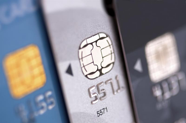 Một ưu điểm nữa của thẻ ATM chip là có thể tích hợp với các ứng dụng dịch vụ, phương tiện thanh toán không dùng tiền mặt với các ngành khác như giao thông, bảo hiểm, y tế, giáo dục và dịch vụ công... giúp ngân hàng phát hành có thể gia tăng thêm các tiện ích cho khách hàng trên cùng một chiếc thẻ vật lý.