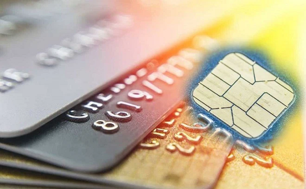 Bên cạnh đó, thẻ ATM chip có nguyên lý hoạt động bảo mật chặt chẽ. Mỗi lần thanh toán sẽ tạo ra một mã giao dịch mới. Trong trường hợp thẻ bị đánh cắp thông tin, làm giả thì chiếc thẻ giả sẽ không bao giờ hoạt động.