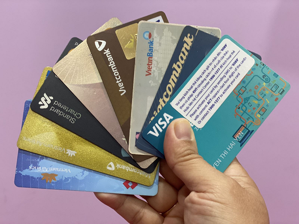 Bên cạnh đó, điểm đặc biệt của thẻ ATM có gắn chip là khả năng tích hợp trên ứng dụng. Ví dụ, cho vay nhỏ lẻ, sổ tiết kiệm, thẻ sinh viên… Còn thẻ từ cũ không có tính năng này.