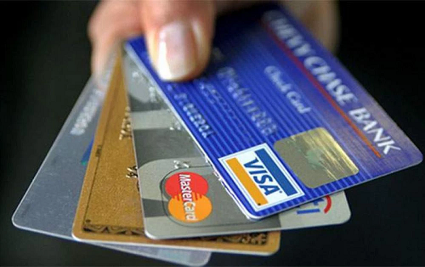 Cách sử dụng thẻ ATM chip cũng không có quá nhiều khác biệt so với thẻ ATM từ. Khách hàng vẫn có thể sử dụng thẻ chip thực hiện các giao dịch thanh toán tại cửa hàng, siêu thị hay rút tiền nhanh chóng tại các điểm rút tiền tự động ATM.