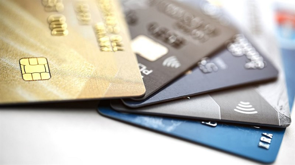 Về khái niệm, thẻ ATM gắn chip là loại thẻ có một con chip điện tử được gắn trước thẻ. Con chip này sẽ chứa thông tin (đã được mã hóa) của chủ thẻ.