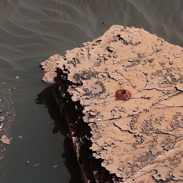 Tàu thám hiểm Curiosity của NASA có kích thước bằng chiếc ô tô được phóng vào tháng 11.2011 và hạ cánh xuống miệng núi lửa Gale rộng 154km của sao Hỏa vào đêm 5/8/2012.