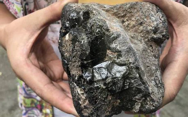 Đặc điểm nhận dạng của đá Tektite là thường có vết lõm lỗ chỗ trên bề mặt do bị nhiệt độ cao, ma sát làm nóng. Khi cắt ra chúng có 1 bề mặt bóng loáng, khi chiếu ánh sáng mạnh sẽ thấy ánh sáng tỏa ra có màu vàng xám.