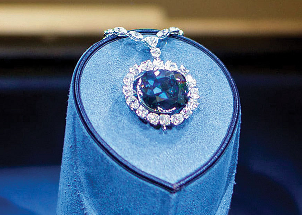 Hai năm sau, Tavernier bán lại viên đá quý này cho vua Louis XIV của Pháp. Sau khi Louis XIV mất, viên kim cương được truyền lại cho vua Louis XV (chắt của Louis XIV), rồi đến Louis XVI (cháu của Louis XV). Ngoại trừ con trai đầu sống đến 50 tuổi, tất cả những người con của Louis XIV đều chết yểu từ nhỏ. Louis XV thì chết vì đậu mùa cùng ba con nhỏ. Louis XVI cùng vợ là hoàng hậu Marie Antoinette bị xử tử chém đầu.