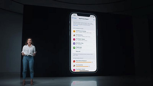 Mark Zuckerberg nói rằng quy định của Apple khiến việc tìm kiếm khách hàng khi quảng cáo trở nên khó khăn và tốn kém hơn, gây nên sự tổn hại cho các doanh nghiệp nhỏ phụ thuộc vào doanh thu quảng cáo.