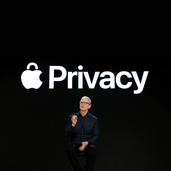 Năm 2020, Apple công bố tính năng App Tracking Transparency (ATT) trên iOS 14 và được triển khai rộng rãi từ tháng 4. Tính năng trên buộc các ứng dụng phải xin phép trước khi theo dõi dữ liệu của người dùng để phân phối quảng cáo.