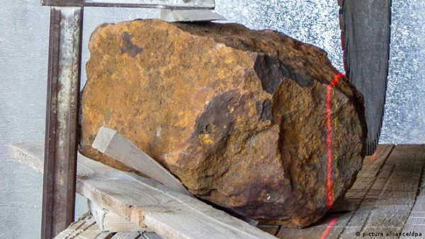 31 năm sau, tình cờ ông có cơ hội gặp được ông Heike Rauer, Giám đốc Viện Nghiên cứu Hành tinh tại Trung tâm Hàng không Vũ trụ Đức (DLR) và Jürgen Oberst, người giám sát Mạng cầu lửa châu Âu cùng Dieter Heinlein, chuyên gia về thiên thạch của DLR và nhờ các chuyên gia này kiểm tra giúp tảng đá của mình.