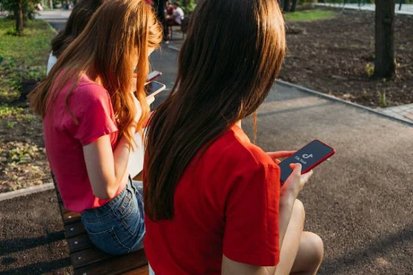 Các chuyên gia y tế lo ngại rằng phương tiện truyền thông xã hội, đặc biệt là TikTok đang vô tình làm gia tăng các triệu chứng của hành vi giống như Tics.