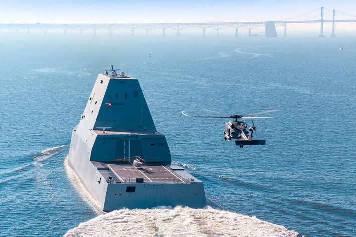 Bãi đáp trực thăng trên tàu USS Zumwalt đủ sức chứa 2 chiếc trực thăng đa dụng SH-60 Seahawk cùng lúc hoặc 1 chiếc SH-60 và 3 máy bay lên thẳng không người lái.