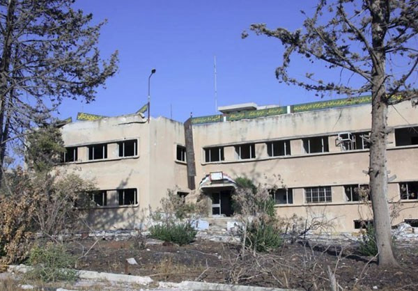 Dãy nhà chung cư tan hoang, không một bóng người ở ngoại ô phía bắc thành phố Aleppo trong một tấm hình mới nhất sau khi được quân đội chính phủ Syria giành lại được.