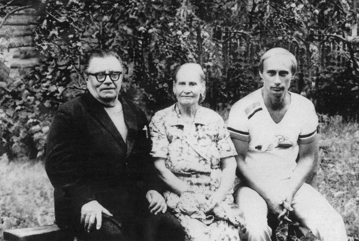 Cũng trong năm 1985, Vladimir Putin chụp ảnh kỉ niệm bên cha mẹ ngay trước thời điểm tới Cộng hòa Dân chủ Đức trong vai trò là nhân viên Cơ quan An ninh Liên Xô (KGB).