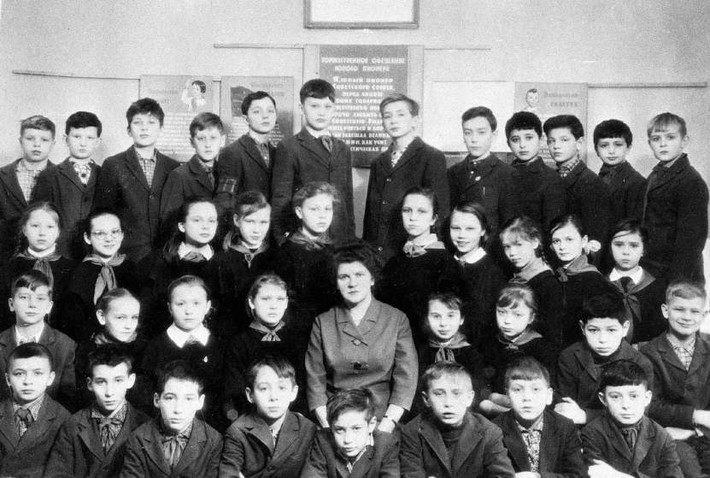 Cậu bé Putin (ngồi hàng đầu tiên, thứ ba từ phải sang) trong một bức hình kỉ niệm cùng cô giáo và các bạn. Tấm hình chụp trong khoảng thời gian 1964-1965.