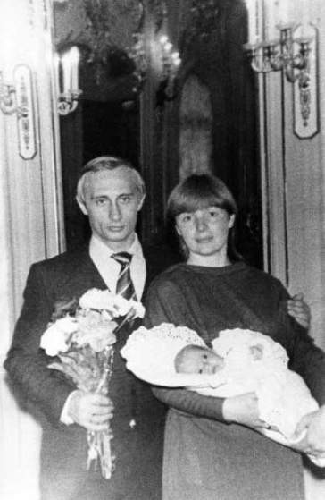 Ông Putin cầm bó hoa trong tấm ảnh chụp năm 1985 với vợ Lyudmila và con gái Masha.