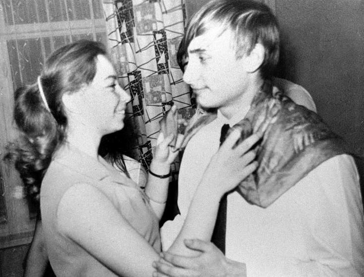 Chàng trai trẻ Putin nhảy cùng cô bạn gái trong lớp tên Elena hồi năm 1970.