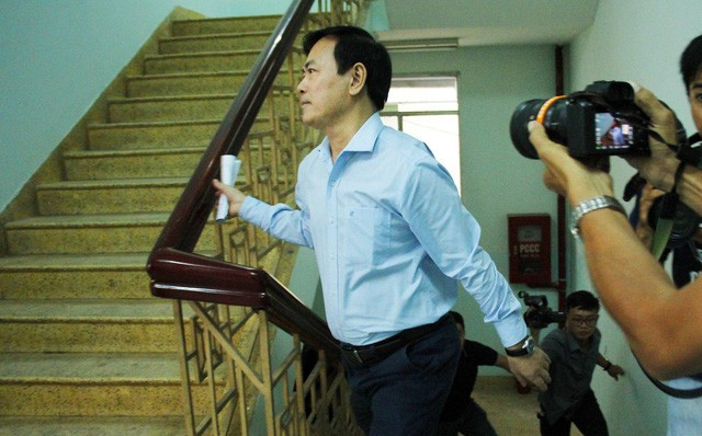 Theo cáo trạng của Viện KSND Quận 4, tối ngày 1/4, Nguyễn Hữu Linh đi cùng thang máy với cháu N. K. C. (8 tuổi) để lên tầng 11 của chung cư Galaxy 9. Khi vào thang máy, Nguyễn Hữu Linh có hành vi ôm hôn cháu C. khi nạn nhân vừa mua bánh ở tiệm tạp hóa dưới chung cư. Sau khi thang máy mở cửa, cháu bé đã chạy về kể lại cho bố mẹ.
