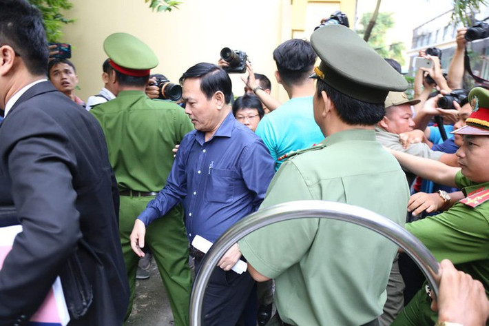 Ngày 30/9, TAND TP HCM thụ lý hồ sơ theo thủ tục phúc thẩm vụ án. Theo quyết định đưa vụ án ra xét xử, thẩm phán Nguyễn Văn Tuấn, Phó Chánh Tòa Gia đình và Người chưa thành niên - TAND TP HCM làm chủ tọa phiên xử trong hội đồng gồm ba thẩm phán.