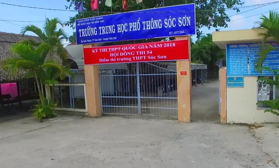 Sau khi loạt ảnh nóng thầy yêu trò được đăng tải, dư luận tỏ ra rất phẫn nộ và đề nghị xử lý nghiêm thầy giáo. "Những việc làm của ông Chính là suy đồi đạo đức, làm xấu đi những giá trị tốt đẹp của hình ảnh người thầy, cần làm rõ thời điểm ông Chính quan hệ với học sinh, nếu có dấu hiệu hình sự phải khởi tố" - anh Nguyễn Văn Đạt bức xúc.