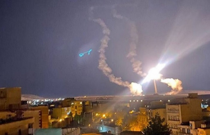 Về phía Iran, ngày 15/4, Bộ trưởng Ngoại giao nước này Hossein Amirabdollahian nói với người đồng cấp Anh rằng Iran không muốn căng thẳng gia tăng. Thế nhưng, sẽ đáp trả ngay lập tức và mạnh mẽ hơn nếu Israel có động thái trả đũa.
