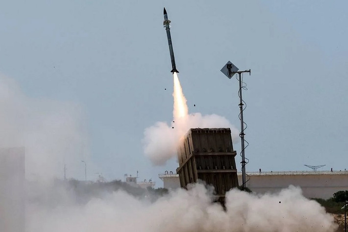Theo The Guardian, nếu Israel chọn tấn công vào hạ tầng của Iran, điều đó sẽ dẫn đến nguy cơ một cuộc chiến tranh toàn diện. Tuy nhiên, tờ báo này cũng cảnh báo, cuộc tấn công trả đũa của Israel cũng có thể trở thành cơ hội để các thế lực phá hoại nhằm vào những cơ sở hạt nhân của nước Cộng hòa Hồi giáo.
