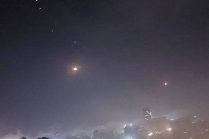 Trong khi đó, cộng đồng quốc tế kêu gọi Israel - Iran kiềm chế, tránh leo thang xung đột vũ trang. Tổng thống Mexico Obradro nhấn mạnh việc tấn công hay trả đũa cũng không mang lại bất cứ lợi ích gì ngoài khổ đau và chết chóc. Đại diện cấp cao Liên minh châu Âu (EU) phụ trách chính sách an ninh và đối ngoại Josep Borrell đã triệu tập Ngoại trưởng các quốc gia thành viên EU tham dự hội nghị trực tuyến bất thường vào hôm nay (ngày 16/4) thảo luận tình hình Trung Đông và góp phần hạ nhiệt leo thang xung đột trong khu vực.