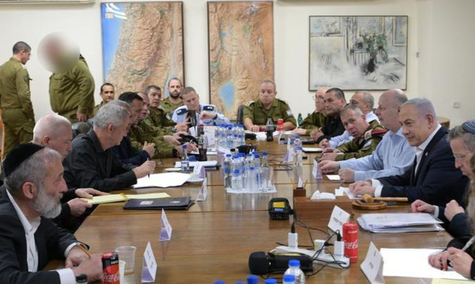 Cuộc họp do Thủ tướng Benjamin Netanyahu chủ trì, với sự tham dự của Bộ trưởng Quốc phòng Yoav Gallant, thủ lĩnh đối lập Benny Gantz và các quan chức an ninh cấp cao khác. Ảnh: Tol.