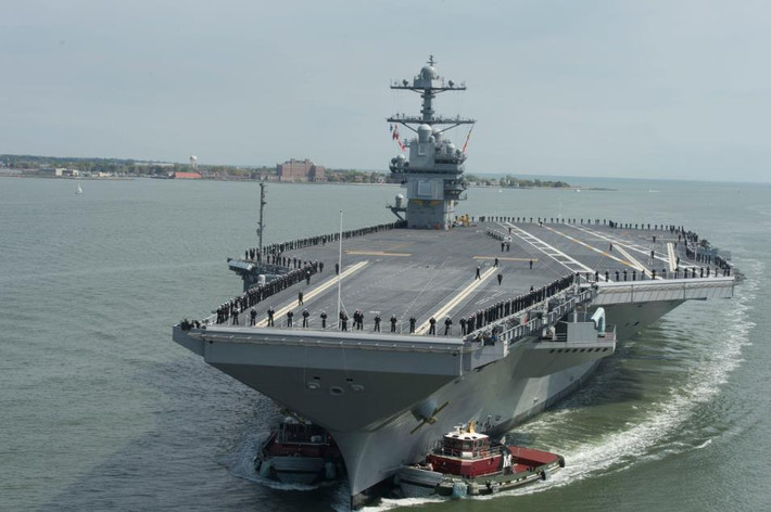Việc tàu sân bay USS John F. Kennedy chưa có đủ khả năng triển khai tiêm kích F-35 khi được chuyển tới tay Hải quân là một trong những hệ quả nặng nề của kiểu nhập biên tàu chiến chưa hoàn thiện hoàn toàn này. Nguồn ảnh: USNI.