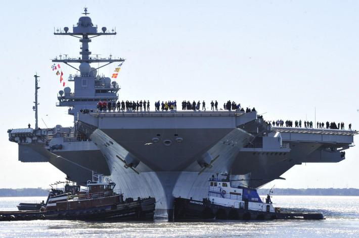 USS John F. Kennedy là hàng không mẫu hạm thứ hai của Hải quân Mỹ được đóng theo lớp Ford - lớp tàu sân bay đời mới được mệnh danh là siêu tàu sân bay với đủ mọi loại công nghệ mới đang được sử dụng, tuy nhiên cũng có khá nhiều sự khiến cho nó mang tiếng là "không đáng tin cậy". Nguồn ảnh: USNI.