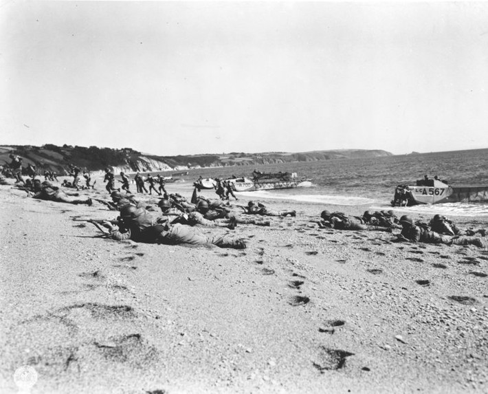 Cuối tháng 4/1944, quân Đồng minh đã thực hiện một cuộc tập trận mô phỏng chiến dịch đổ bộ Normandie. Trong khi cuộc tập trận đang diễn ra, các máy bay tấn công "không mời mà đến" của Đức đã tham gia và tiêu diệt 749 lính Mỹ. Nguồn ảnh: BI.
