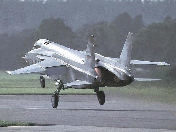 Cho tới tận năm 1995 nghĩa là sau khi Liên Xô sụp đổ, Lockheed Martin-đối tác cung cấp, sản xuất vũ khí lớn bậc nhất của Không quân Mỹ mới trực tiếp làm việc với Yakovlev - tập đoàn quốc phòng, cha đẻ của chiếc tiêm kích Yak-141 để hợp tác, chia sẻ công nghệ chế tạo máy bay phản lực lên xuống thẳng đứng. Nguồn ảnh: Fas.