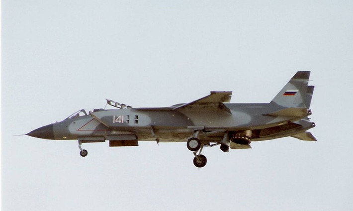 Theo những tài liệu được đăng tải trên trang RBTH của Nga thì phía Lockheed đã nhận được rất nhiều ưu ái khi hợp tác quan hệ cùng Yakovlev và thậm chí phía Nga còn cho phép Lockheed Martin tiếp cận với tất cả các tài liệu liên quan trực tiếp đến công nghệ chế tạo, sản xuất máy bay Yak-141 đặc biệt là công nghệ chế tạo động cơ phản lực lên xuống thẳng đứng. Nguồn ảnh: Wiki.