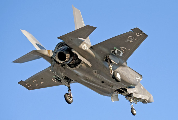 Cơ chế hạ cánh thẳng đứng của Yak-141 và F-35B cũng có đôi chút khác biệt. Khác biệt rõ nhất là về hệ thống động cơ được sử dụng để cất cánh thẳng đứng khi Yak-141 sử dụng ba động cơ trong đó có 2 động cơ nâng giúp máy bay có khả năng cất cánh thẳng đứng còn F-35B lại có thiết kế khác hoàn toàn. Nguồn ảnh: F35.