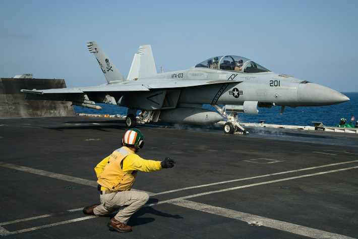 Khi được hỏi về lý do tại sao Lincoln không đi qua eo biển Hormuz, chuẩn đô đốc John FG Wade, chỉ huy nhóm tác chiến tàu sân bay Lincoln, nói rằng lực lượng của ông có thể thực hiện mệnh lệnh bất kỳ lúc nào cần thiết. Ảnh: AP