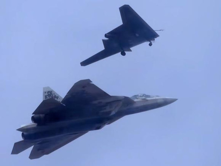 “Chúng ta có thể mất không chỉ máy bay không người lái tấn công S-70 Okhotnik mà còn cả tiêm kích tàng hình Su-57 Felon đi theo hộ tống”, chuyên gia Tumanov chỉ ra hậu quả to lớn có thể xảy đến.