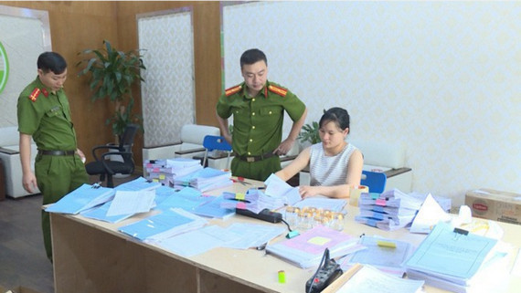 5. Nhóm nhân viên ngân hàng giúp sức rút tiền mặt khi buôn bán hóa đơn: Liên quan vụ Doãn Ngọc Huy (33 tuổi, trú TP.HCM) mua bán hóa đơn giá trị gia tăng trái phép trị giá gần 2.000 tỷ đồng, Công an Phú Thọ cáo buộc nhóm nhân viên Sacombank chi nhánh Phú Nhuận đã giúp nhóm của Huy làm thủ tục thanh toán khống trên hệ thống ngân hàng, sau đó chuyển tiền từ các đơn vị có ủy nhiệm chi đến tài khoản 5 công ty do Huy lập ra để giúp đối tượng này rút tiền mặt.