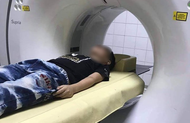 2. Đánh học sinh lớp 1 vì mất mũ lưỡi trai: Chị Nguyễn Thị Thính (vợ Đức), người đánh cháu bé lớp 1 bị chấn thương tại Trường tiểu học Hữu Nghị (Hòa Bình) cho biết, nguyên nhân dẫn đến sự việc trên xuất phát từ cái mũ lưỡi trai. Trước đó gia đình đã mua cho bé L. chiếc mũ lưỡi trai, nhưng bị bé K lấy trộm và mang ra nô đùa dẫn đến thất lạc. Do đòi nhiều lần không được nên bố bé đã đến lôi bé K. ra ngõ đánh đập.