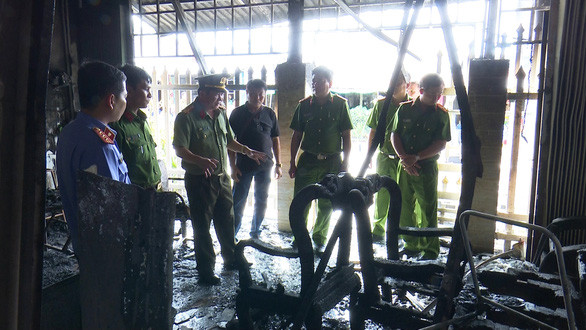 8. Ghen tuông đốt nhà khiến 4 người bị thương: Công an huyện Châu Phú, An Giang bắt giữ Bùi Tấn Quang, 48 tuổi khi người này chạy trốn. Khoảng 9h30 ngày 13/7, ông Quang đốt nhà bà N.T.D., 44 tuổi, khiến bà D. và 2 người là con gái, cháu ngoại 3 tuổi của bà bị thương. Cảnh sát nghi do ghen tuông nên Quang đã ra tay đốt nhà bà D. dẫn đến cháy nhà.