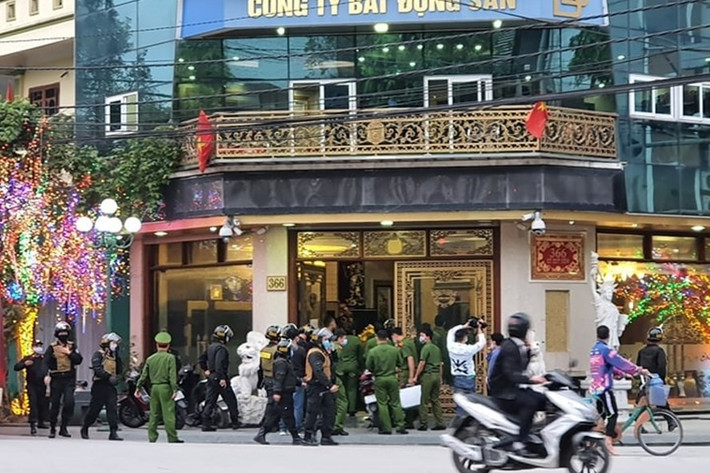 1. Thu giữ 1,2 tỷ và nhiều hung khí tại nhà Đường Nhuệ: Theo kết quả điều tra, Công an tỉnh Thái Bình thu giữ nhiều tiền mặt và vật chứng, vũ khí, “hàng nóng” tại nhà riêng của Nguyễn Xuân Đường. Cụ thể, thu hơn 1,2 tỷ đồng của hai vợ chồng (1,2 tỷ của Dương khi khám xét còn 80 triệu Đường mang theo khi trốn truy nã), 1 chiếc xà beng, 1 đinh ba, 4 gậy sắt, 3 thanh kiếm, 2 côn nhị khúc…