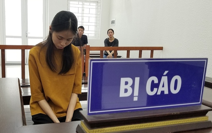 2. Dàn cảnh tạt axit cướp tiền mua vàng: Nguyễn Thị Tươi (SN 1991, ở Hoàn Kiếm, Hà Nội) vừa bị tuyên phạt 18 năm tù về tội “Cướp tài sản”. Do làm ăn thua lỗ, Tươi liên hệ bán số vàng trị giá 500 triệu đồng, giao dịch tại khu tập thể trên phố Hồng Hà, Hà Nội. Tại đây, Tươi đã tạt axit anh Q., người đi mua vàng với ý định cướp túi tiền, nhưng anh Q. đã cảnh giác cầm túi tiền chạy ra đường, vào nhà dân xin rửa vết thương.