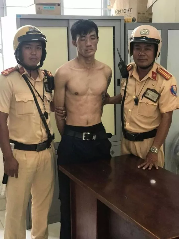 3. Cảnh sát quật ngã cướp dùng dao chống trả: Phát hiện hai thanh niên bẻ khóa trộm xe máy, 4 chiến sĩ cảnh sát gồm 2 CSGT Bình Triệu và 2 cảnh sát khu vực phường Linh Trung (Thủ Đức) đã đuổi theo, ép vào lề đường. Tên trộm rút dao tự chế chống trả nhưng bị công an quật ngã và khống chế. Tại đồn, đối tượng khai tên Nguyễn Minh Lâm (SN 1990, quê Nghệ An). Trên người, công an thu giữ dao tự chế, 4 đoản và 1 ná bằng kim loại bắn bi sắt.