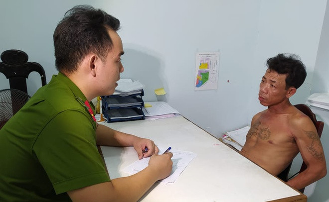 6. Vác dao chém công an: Công an phường Phước Ninh (Hải Châu, Đà Nẵng) tạm giữ ông Trần Ngọc Dũng (47 tuổi, trú phường Phước Ninh) vì dùng dao tấn công lực lượng công an. Ông Dũng gây rối trật tự tại khu dân cư, khi công an đến xử lý, ông Dũng cự cãi và lấy dao chém Đại úy Lê Quốc H., cán bộ công an phường làm nhiệm vụ. Bị tấn công bất ngờ nhưng Đại úy H. kịp né tránh, cùng đồng đội quật ngã, khống chế Dũng, đưa về cơ quan công an.