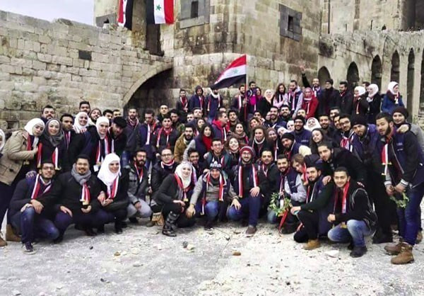 Mọi người chụp ảnh bên ngoài Thánh đường ở thành phố mới giải phóng Aleppo. Ảnh FNA