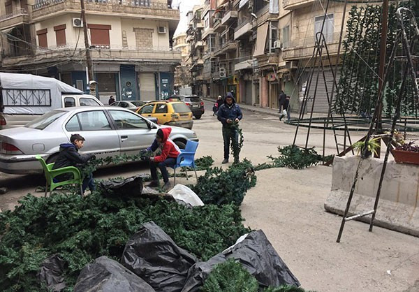 Trong khi đó, nhiều người dân theo đạo Thiên chúa giáo sinh sống gần thành phố Aleppo đang gấp rút trang hoàng nhà cửa để chuẩn bị đón năm mới 2017. Ảnh FNA