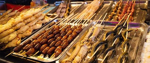 Không chỉ là món ăn chơi, dân dã chỉ có mặt ở những quán hàng vỉa hè hay trong ngõ nhỏ, các món từ côn trùng đang ngày được ưa chuộng và biết đến ngay cả những quán hàng sang trọng. (Ảnh minh họa)