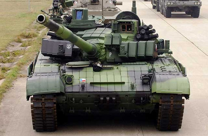 Xe tăng T-72 trang bị pháo nòng trơn 125 mm trong khi Leopard 2A4 sử dụng pháo 120 mm nhưng ở đây sự khác biệt là rất ít, chiến xa do Đức chế tạo bù đắp đường kính nòng nhỏ hơn bằng hệ thống điều khiển hỏa lực vượt trội.