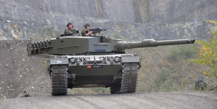 "Công việc này không hề dễ dàng và trong trường hợp xe tăng T-72, rõ ràng một đôi tay bị thiếu mang lại không ít bất lợi", quân nhân người Slovakia nhấn mạnh.
